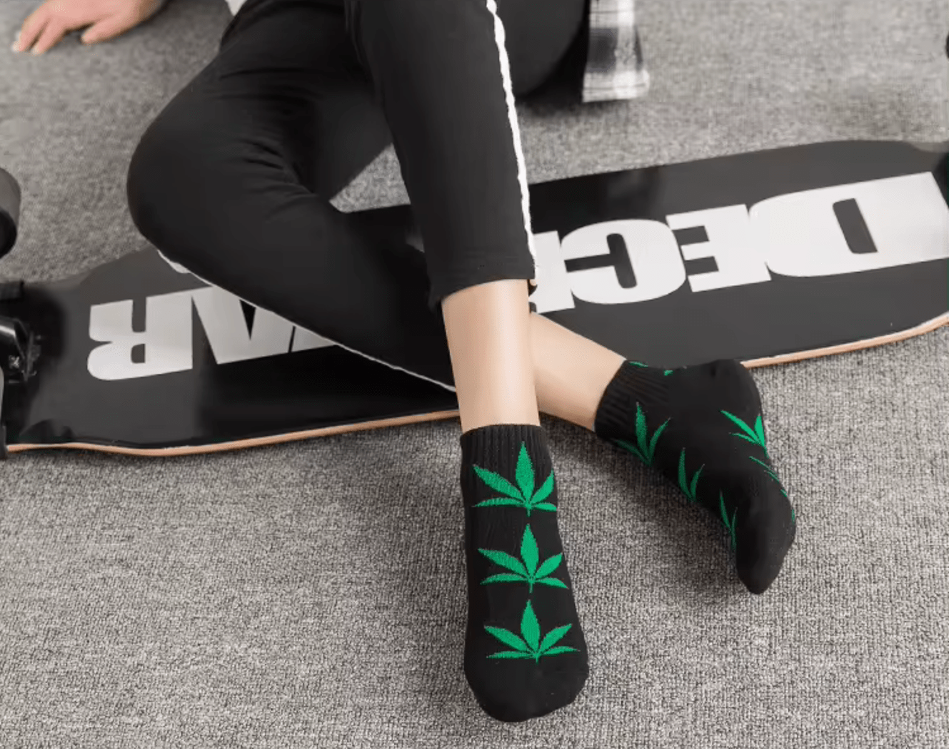 Chaussettes noires avec feuilles de cannabis vertes