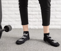 Chaussettes noires avec feuilles de cannabis blanches