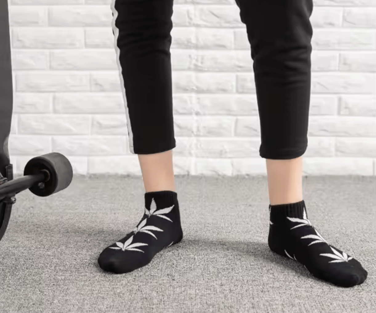 Chaussettes noires avec feuilles de cannabis blanches